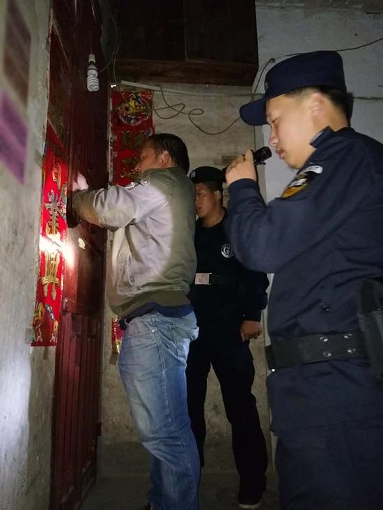 碧江区粗心妈妈误将幼女锁家中 